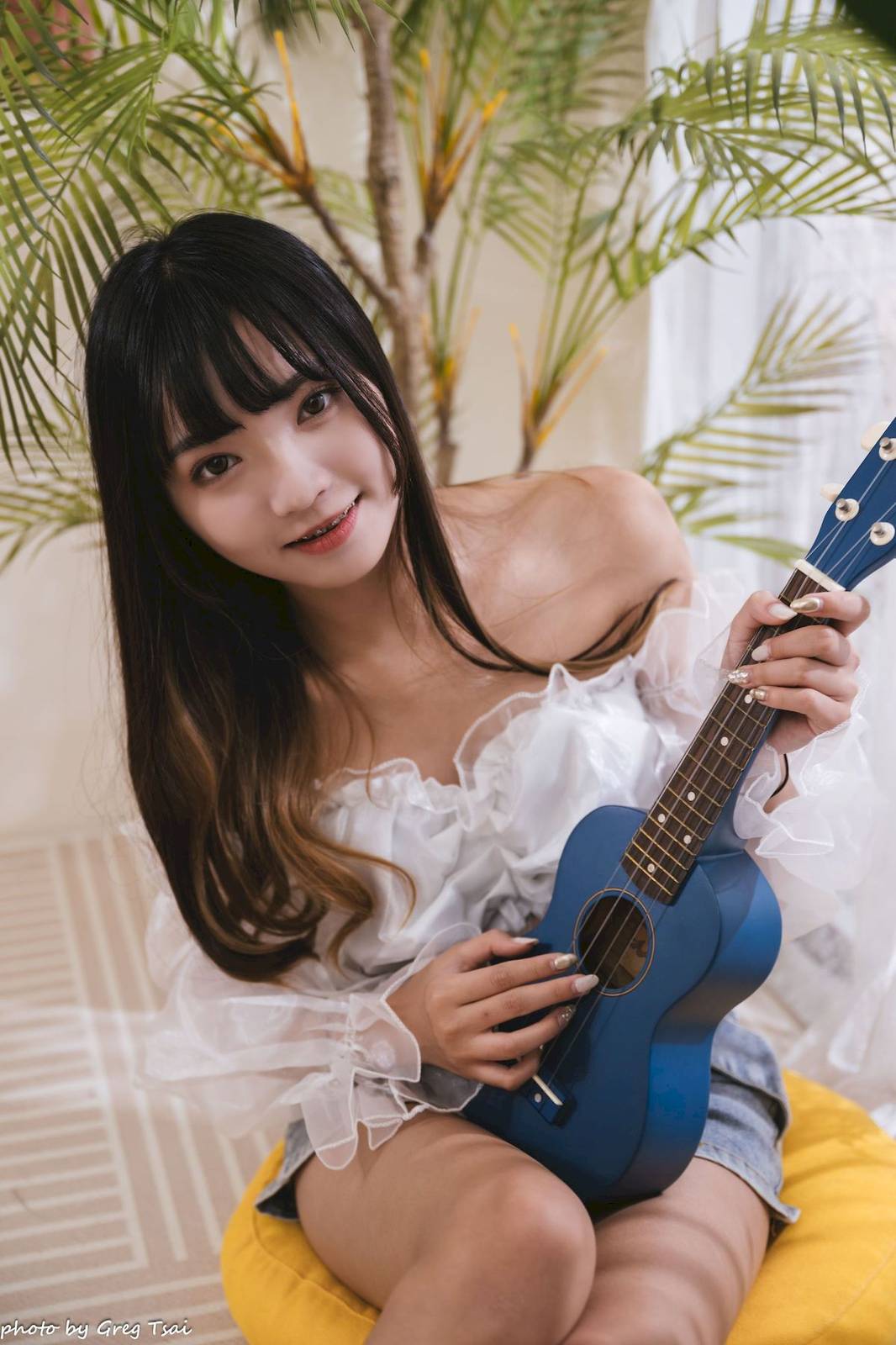 性感少女小穎蕾丝上衣牛仔短裙手握小吉他写真