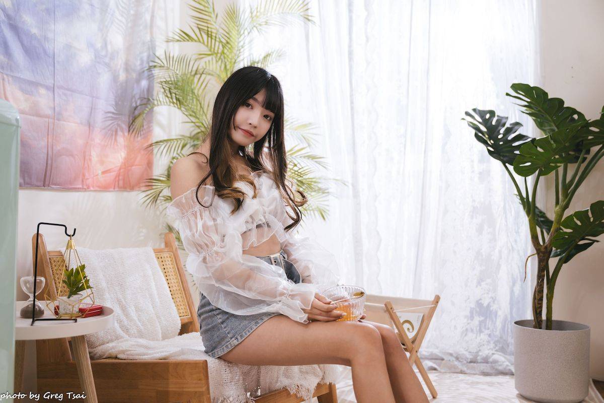 性感少女小穎蕾丝上衣牛仔短裙手握小吉他写真-76