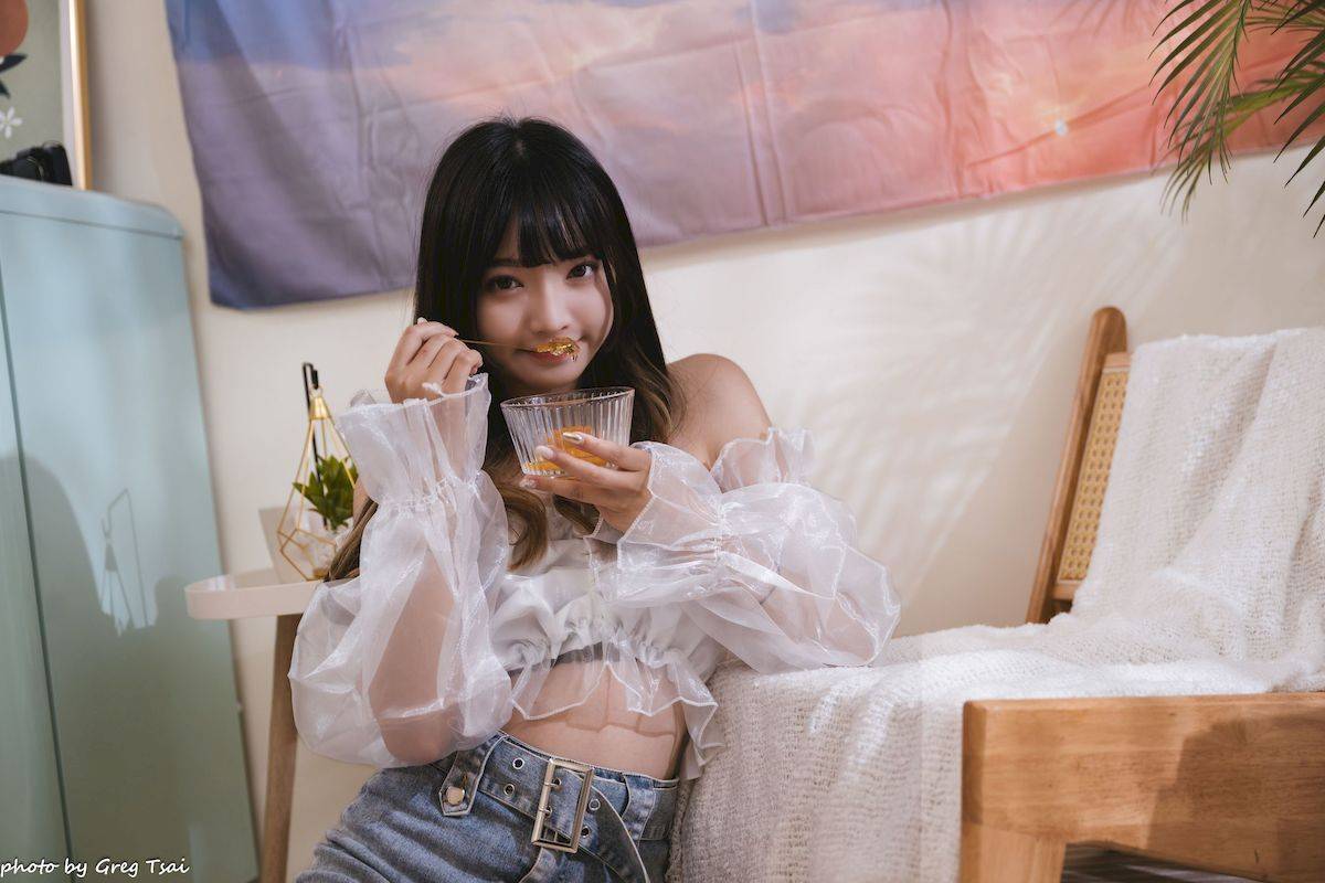 性感少女小穎蕾丝上衣牛仔短裙手握小吉他写真-79