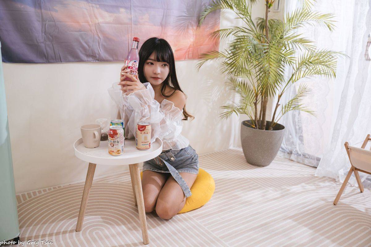 性感少女小穎蕾丝上衣牛仔短裙手握小吉他写真-92