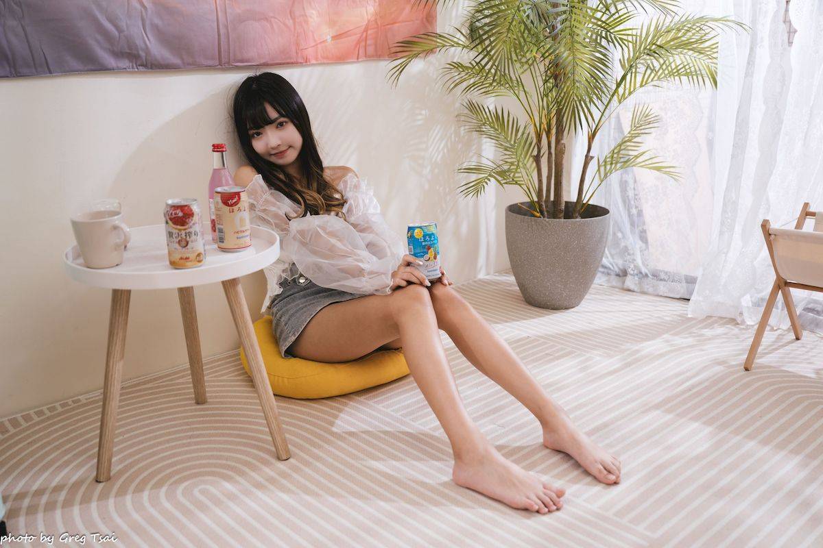 性感少女小穎蕾丝上衣牛仔短裙手握小吉他写真-100