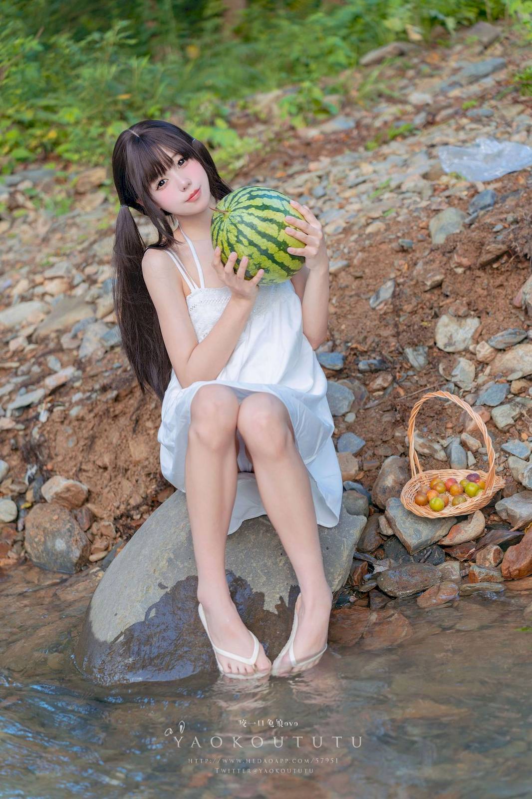 咬一口兔娘白裙双马尾清纯风溯溪之夏主题写真-2