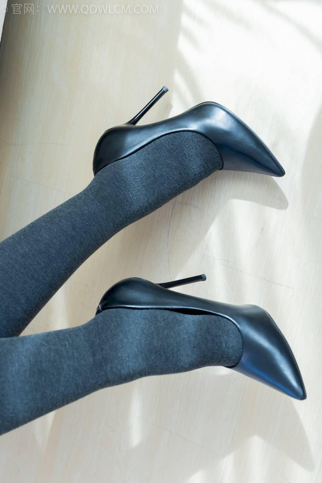 物恋传媒模特岚岚黑色风衣厚灰丝居家知性写真-2