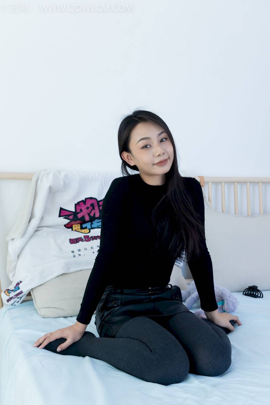 物恋传媒模特岚岚黑色风衣厚灰丝居家知性写真-11