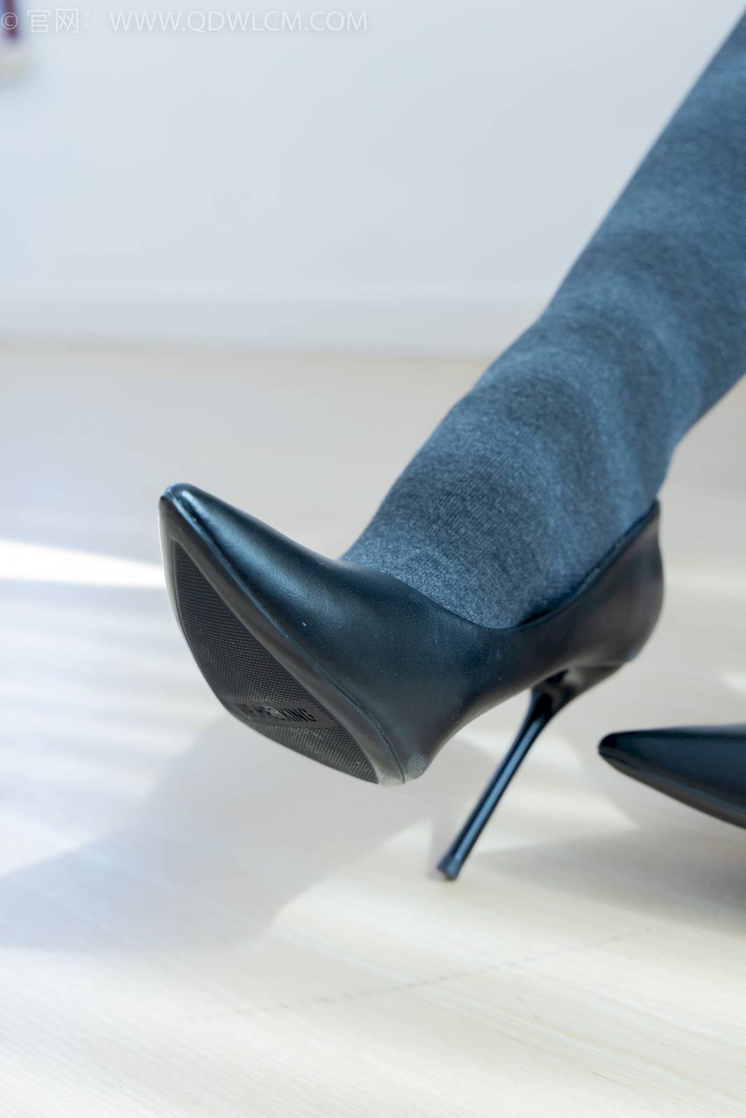 物恋传媒模特岚岚黑色风衣厚灰丝居家知性写真-23