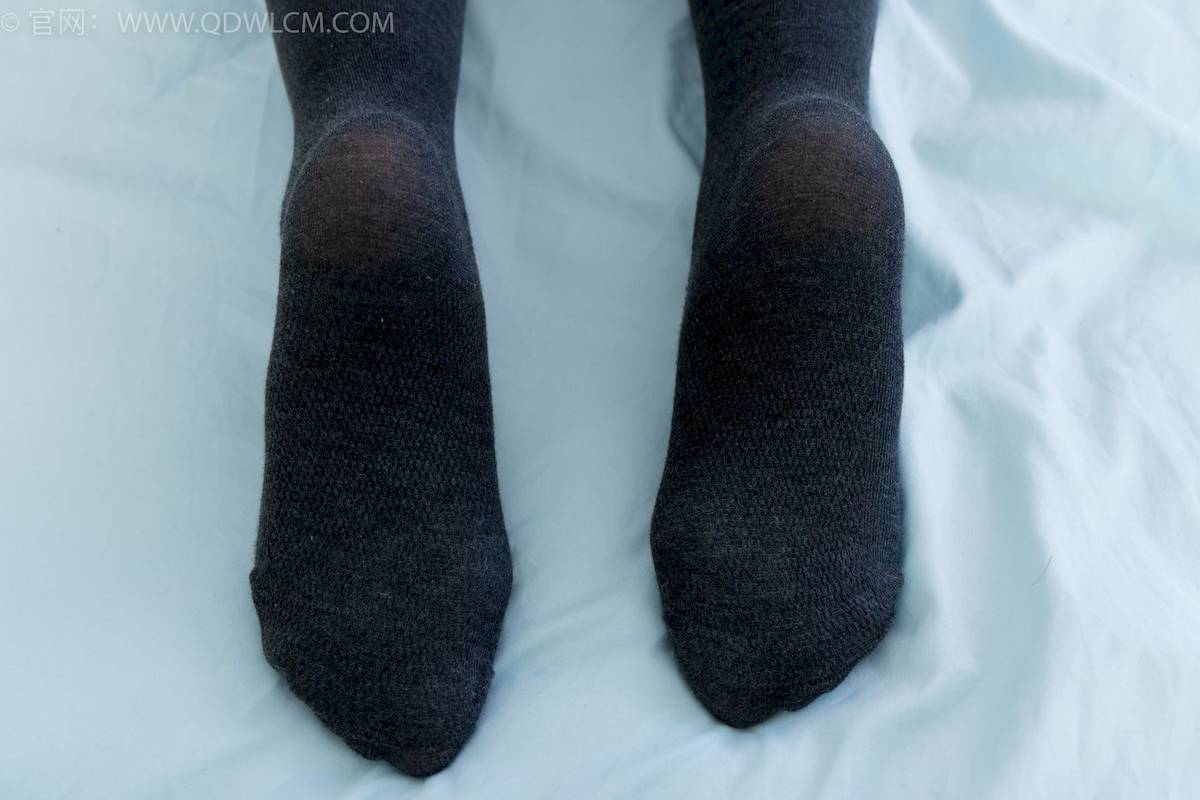 物恋传媒模特岚岚黑色风衣厚灰丝居家知性写真-60