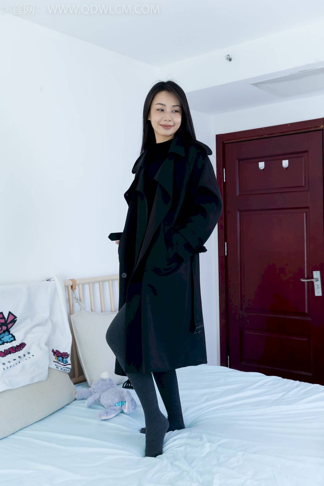 物恋传媒模特岚岚黑色风衣厚灰丝居家知性写真-68
