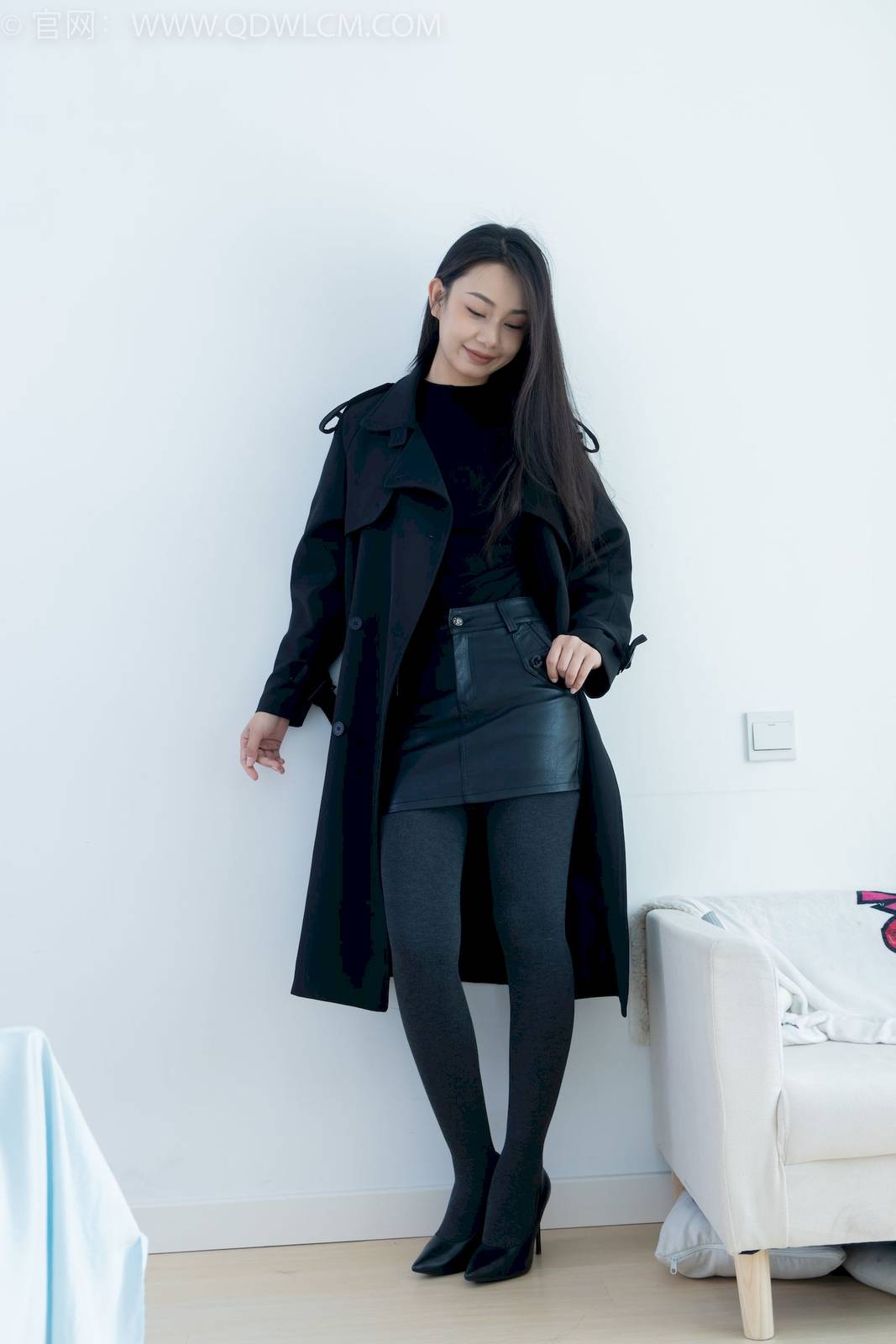 物恋传媒模特岚岚黑色风衣厚灰丝居家知性写真-95
