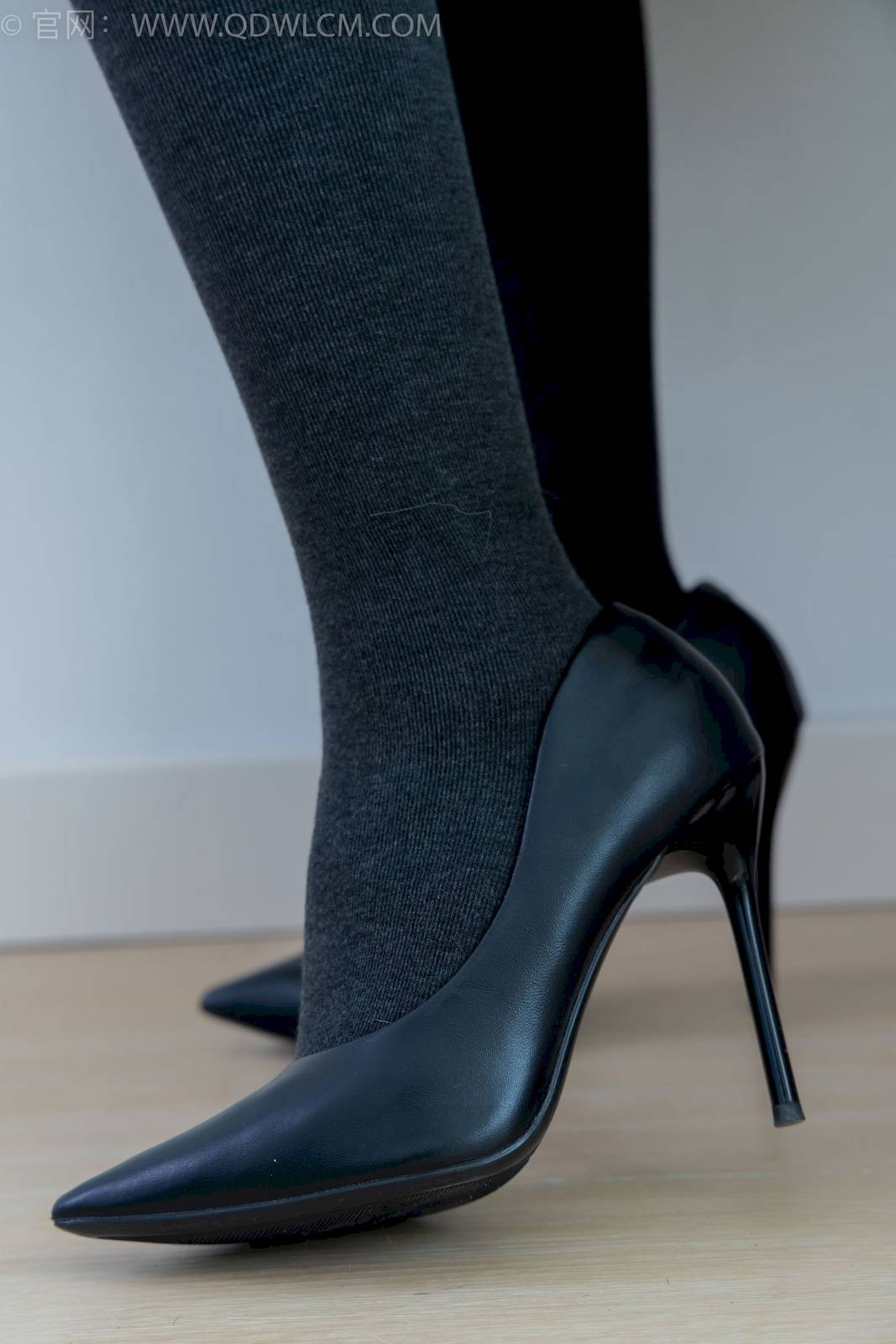 物恋传媒模特岚岚黑色风衣厚灰丝居家知性写真-101