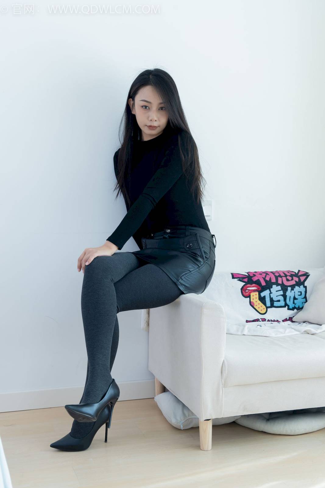 物恋传媒模特岚岚黑色风衣厚灰丝居家知性写真-107