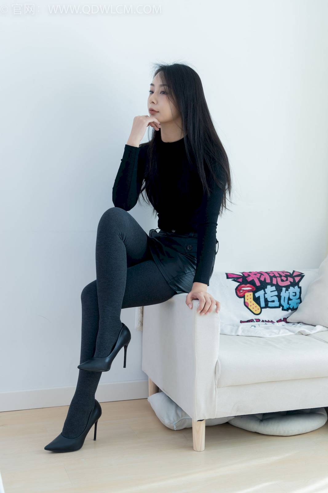 物恋传媒模特岚岚黑色风衣厚灰丝居家知性写真-111