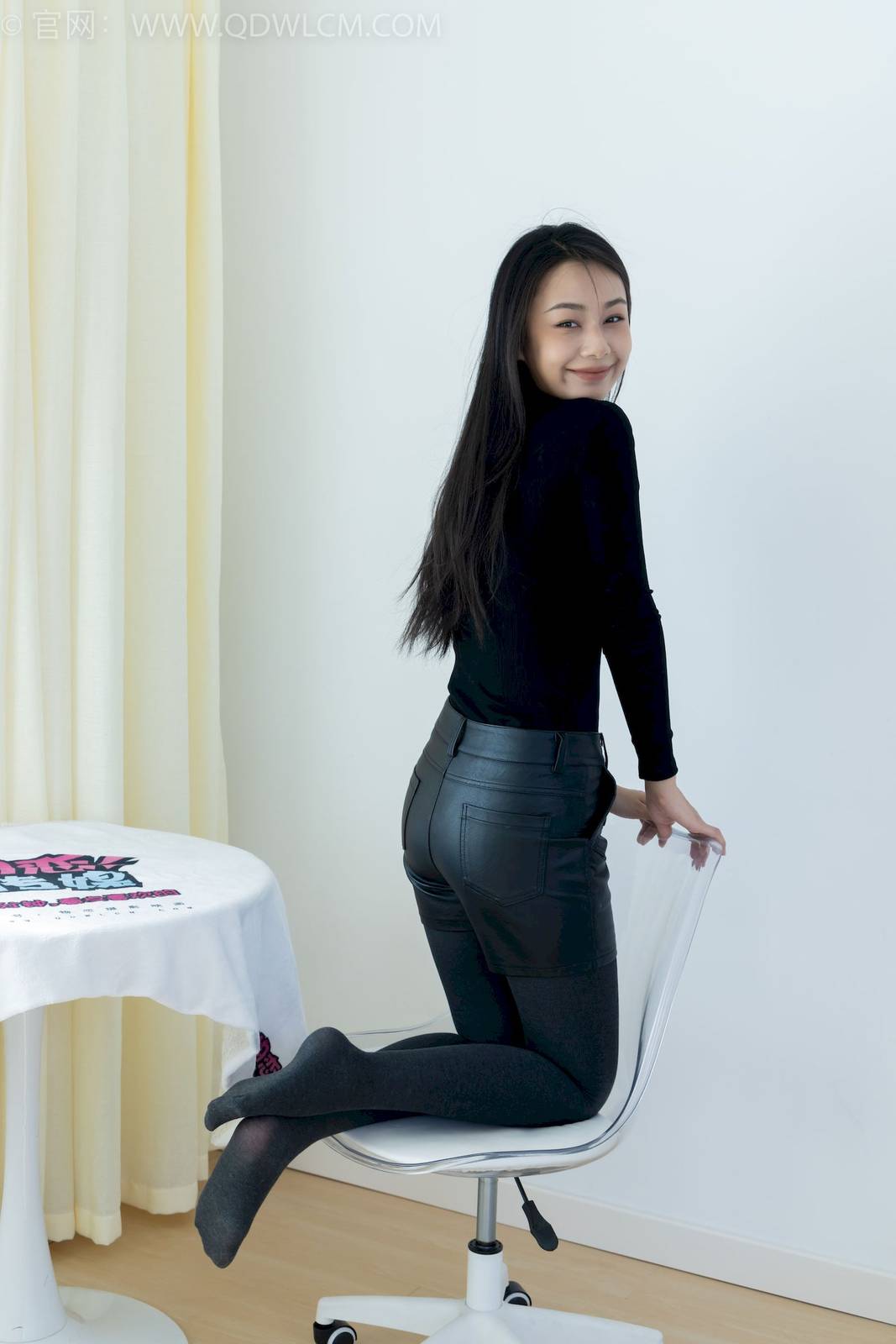 物恋传媒模特岚岚黑色风衣厚灰丝居家知性写真-148