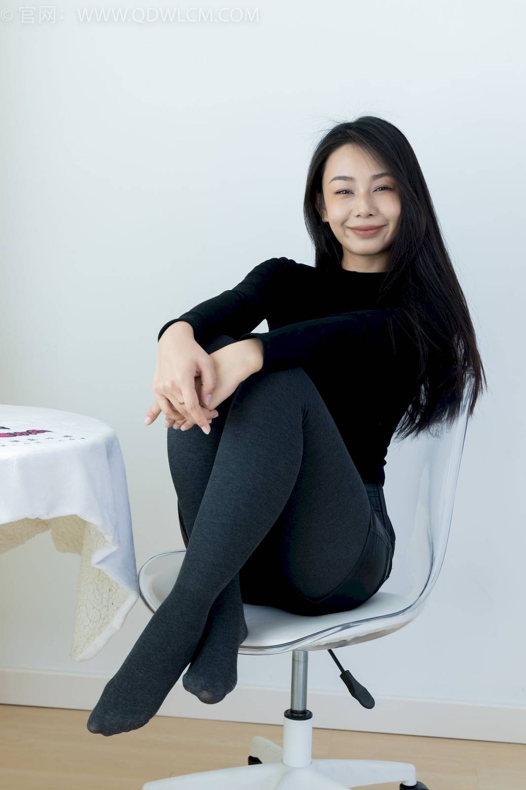 物恋传媒模特岚岚黑色风衣厚灰丝居家知性写真-163