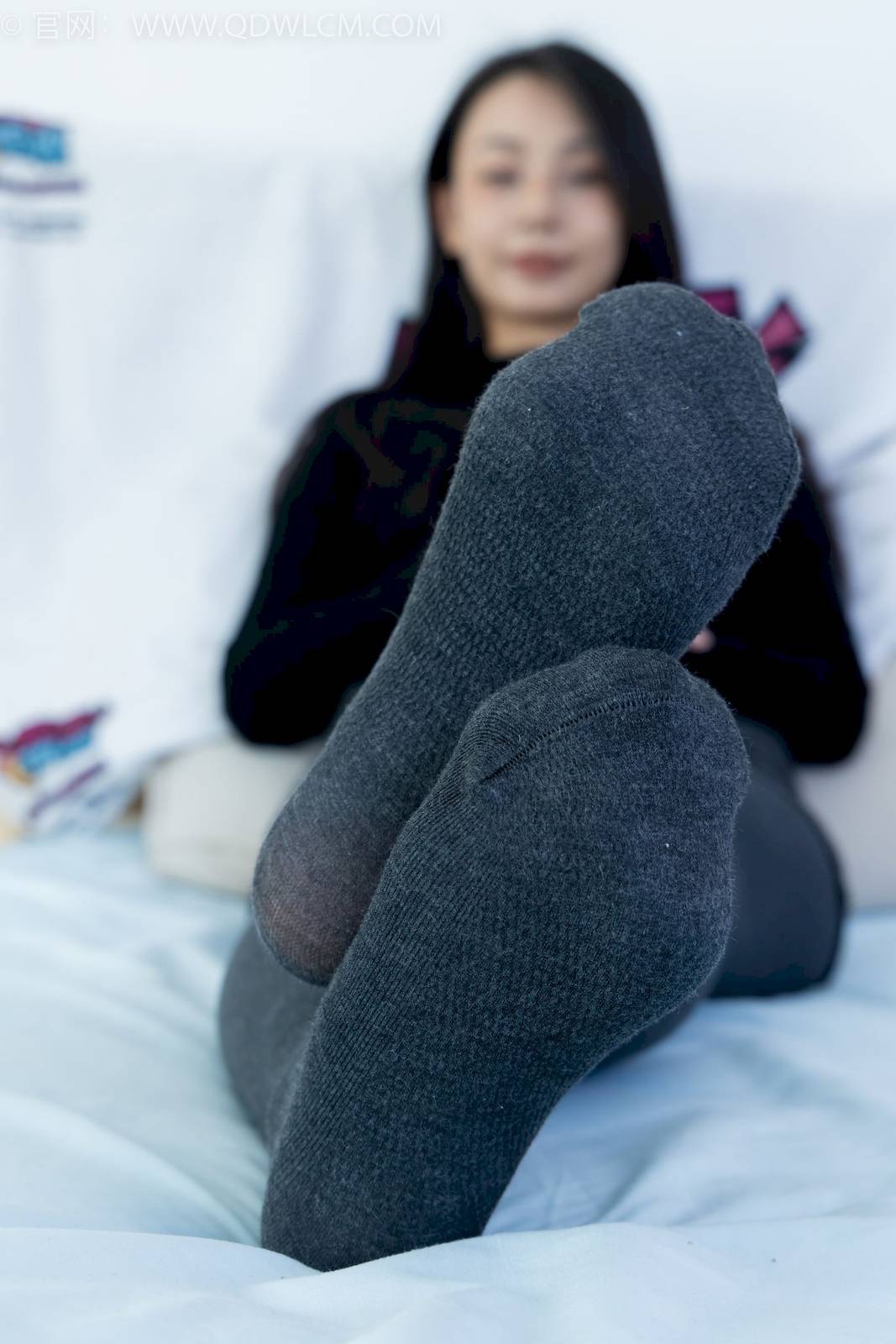 物恋传媒模特岚岚黑色风衣厚灰丝居家知性写真-175