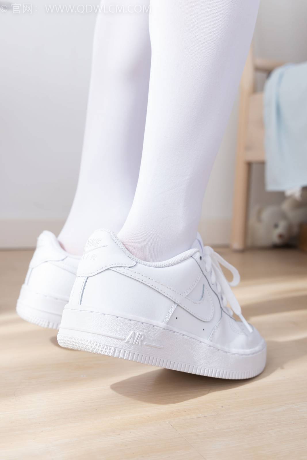 物恋传媒模特闪闪白色JK制服套装白丝板鞋写真-87