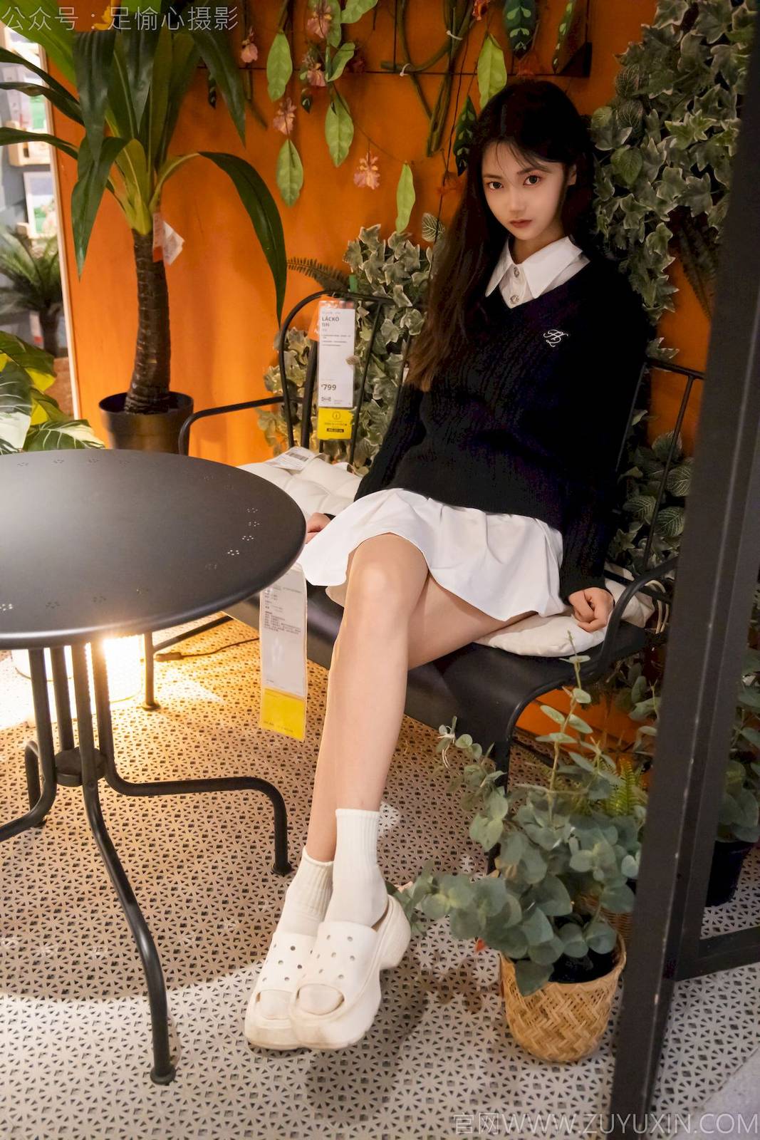 足愉心摄影模特鹿鹿黑毛衣白短裙校园风穿搭美图-3