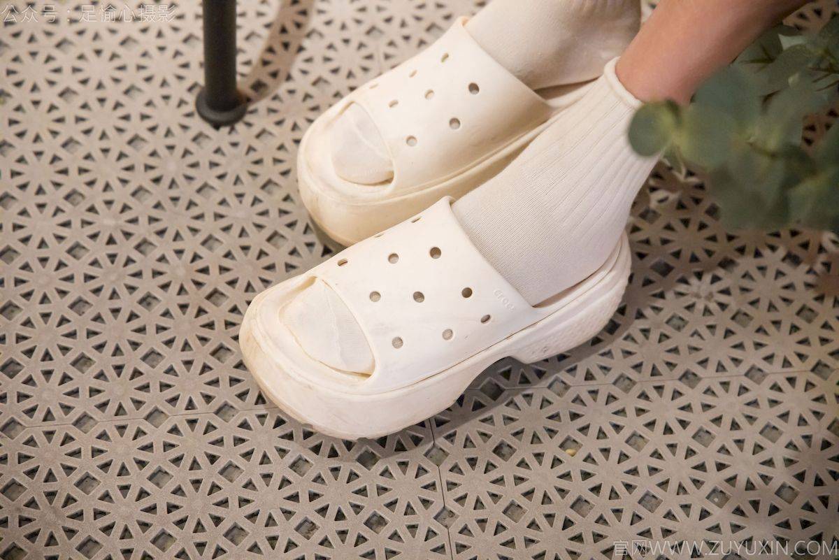 足愉心摄影模特鹿鹿黑毛衣白短裙校园风穿搭美图-8