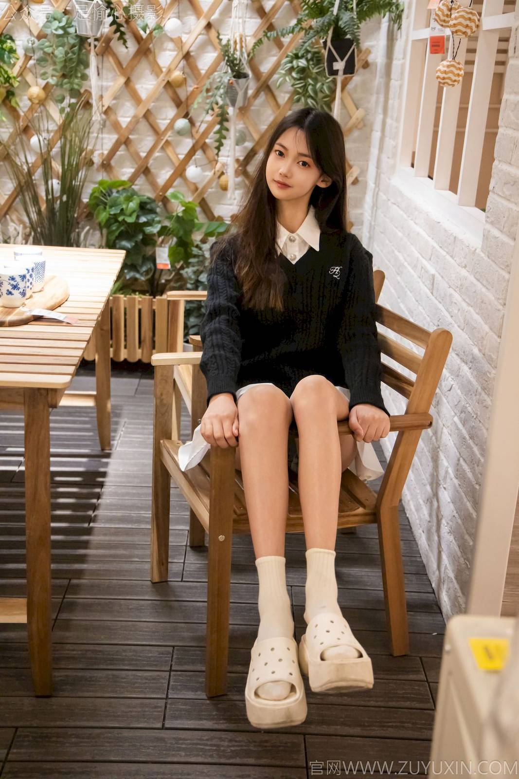 足愉心摄影模特鹿鹿黑毛衣白短裙校园风穿搭美图-15