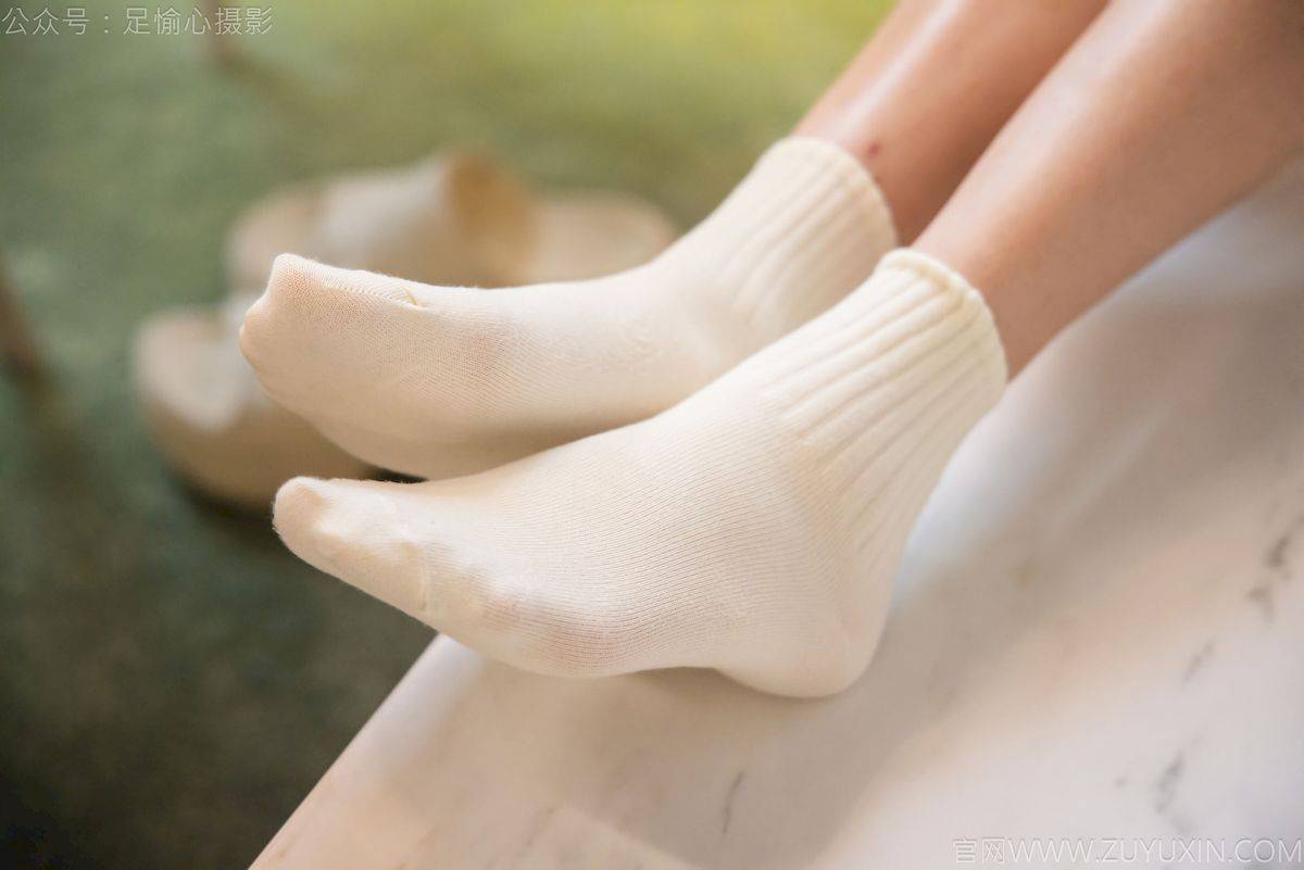 足愉心摄影模特鹿鹿黑毛衣白短裙校园风穿搭美图-36