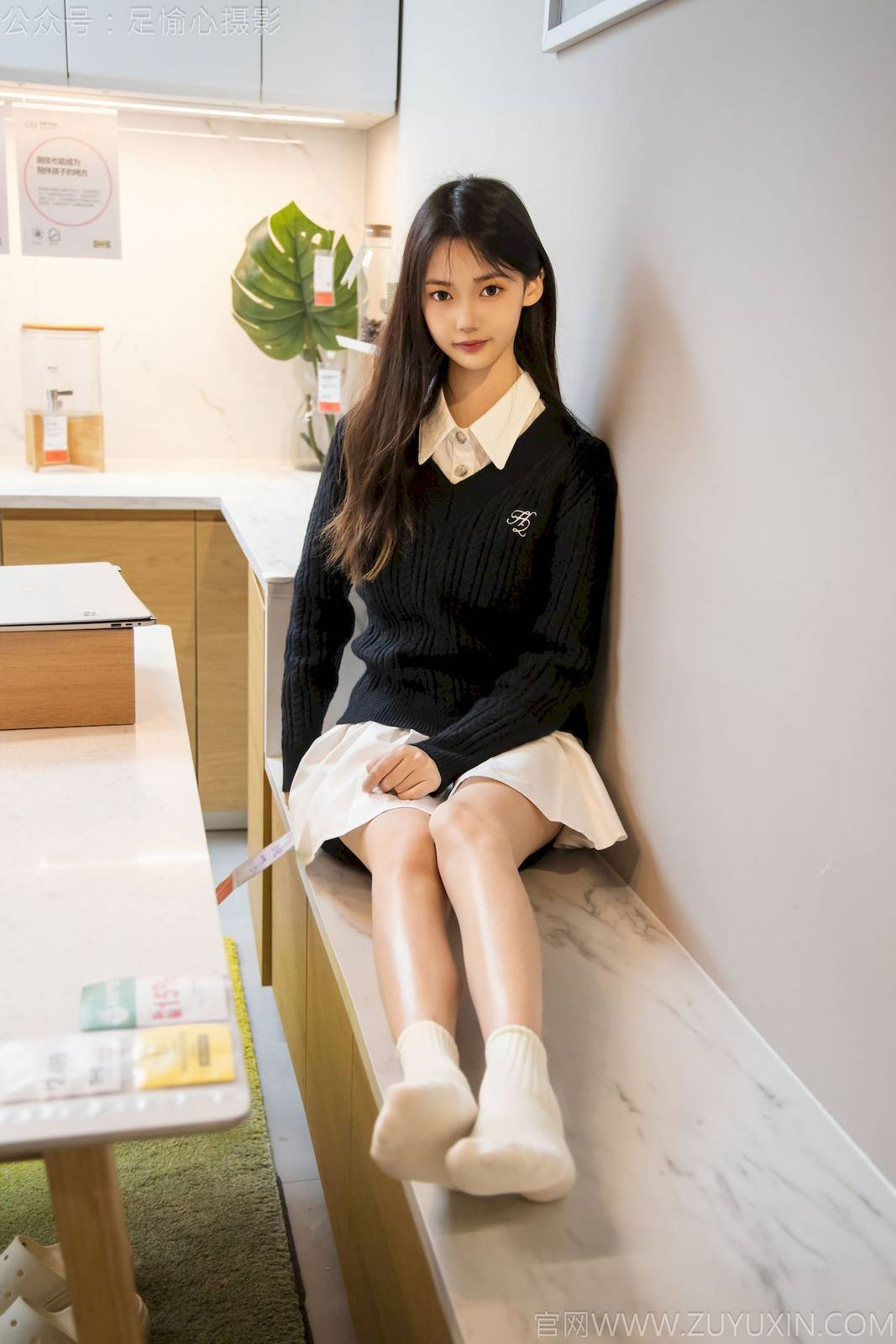 足愉心摄影模特鹿鹿黑毛衣白短裙校园风穿搭美图-35