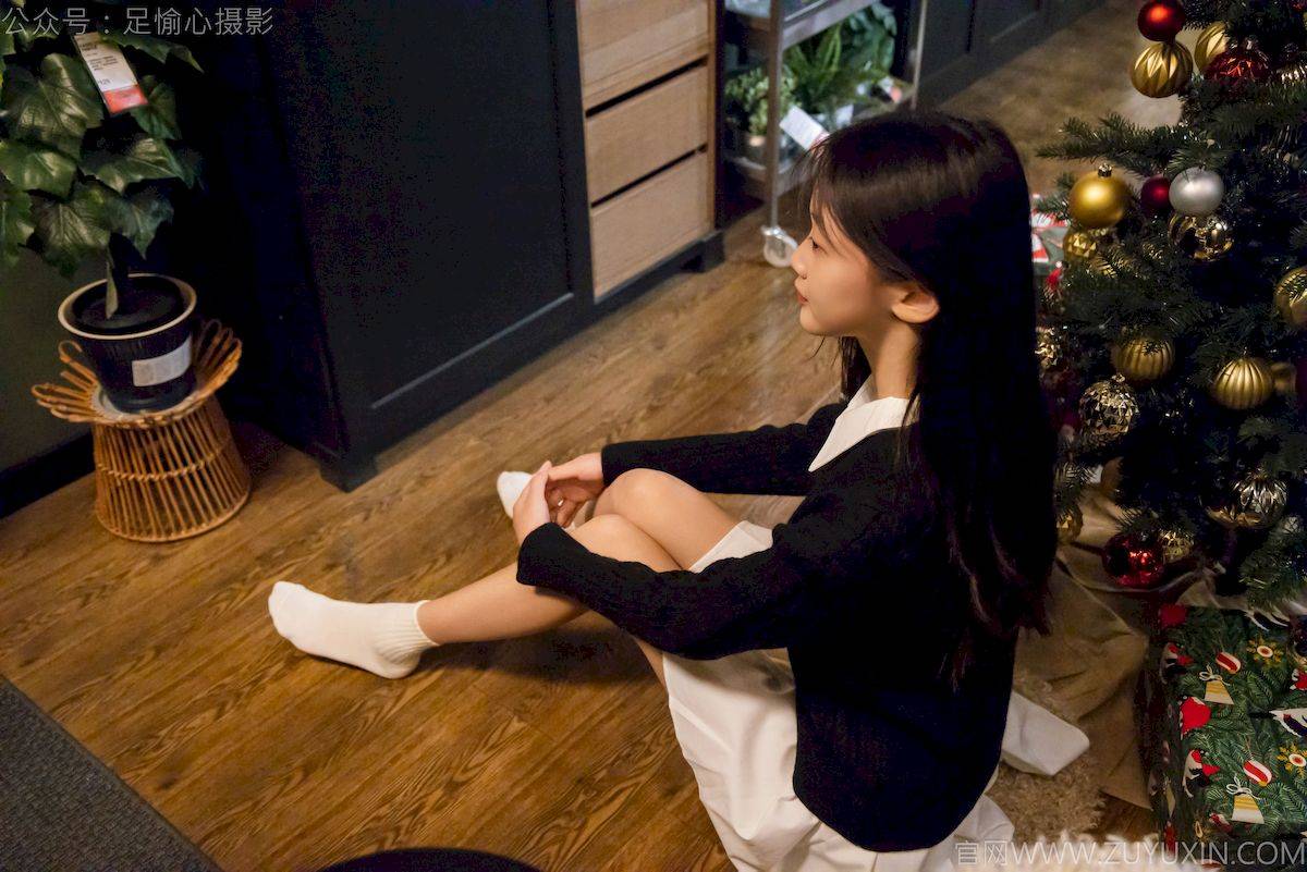 足愉心摄影模特鹿鹿黑毛衣白短裙校园风穿搭美图-62