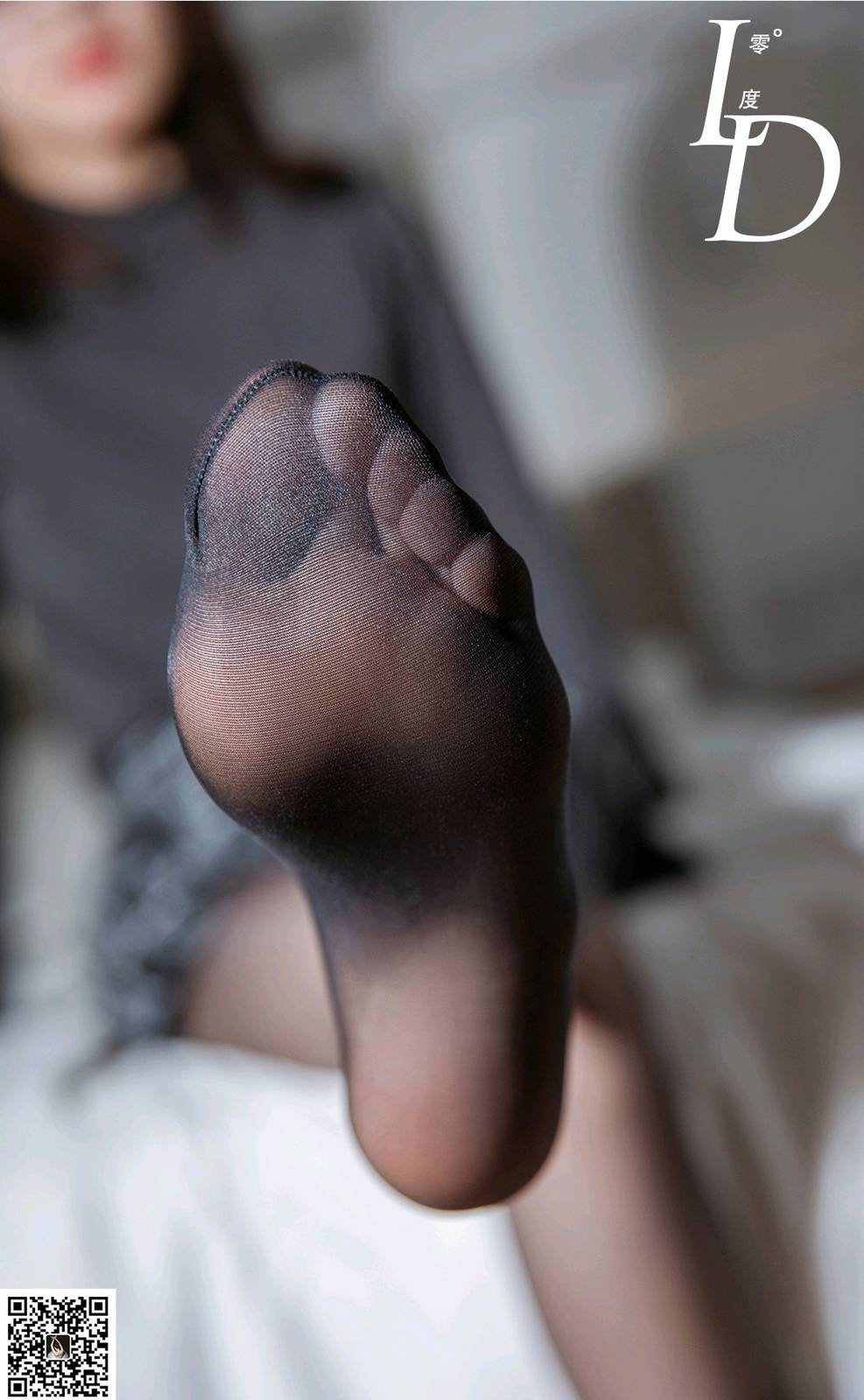 LD零度模特伊雅灰色长袖上衣格纹短裙休闲写真-16