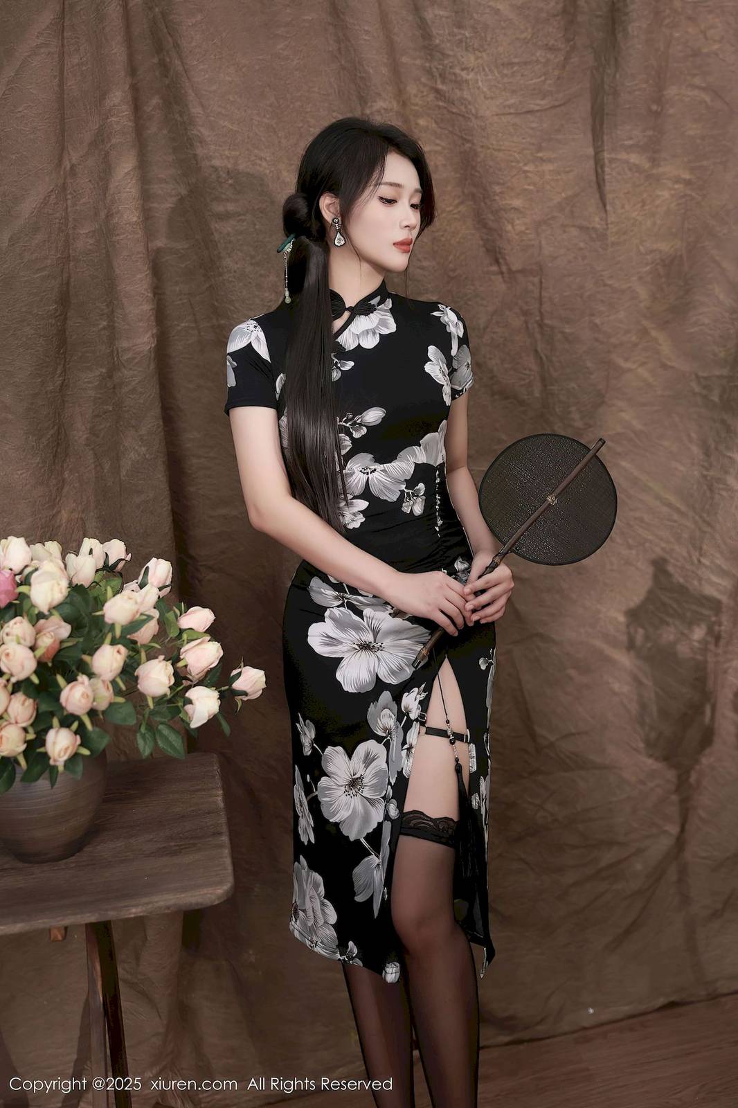 秀人网模特南乔黑色旗袍搭配魅惑黑丝性感写真-3