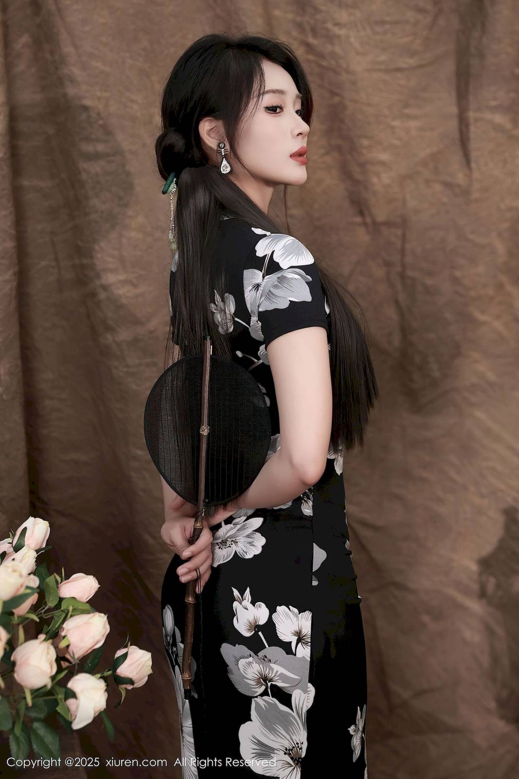 秀人网模特南乔黑色旗袍搭配魅惑黑丝性感写真-7