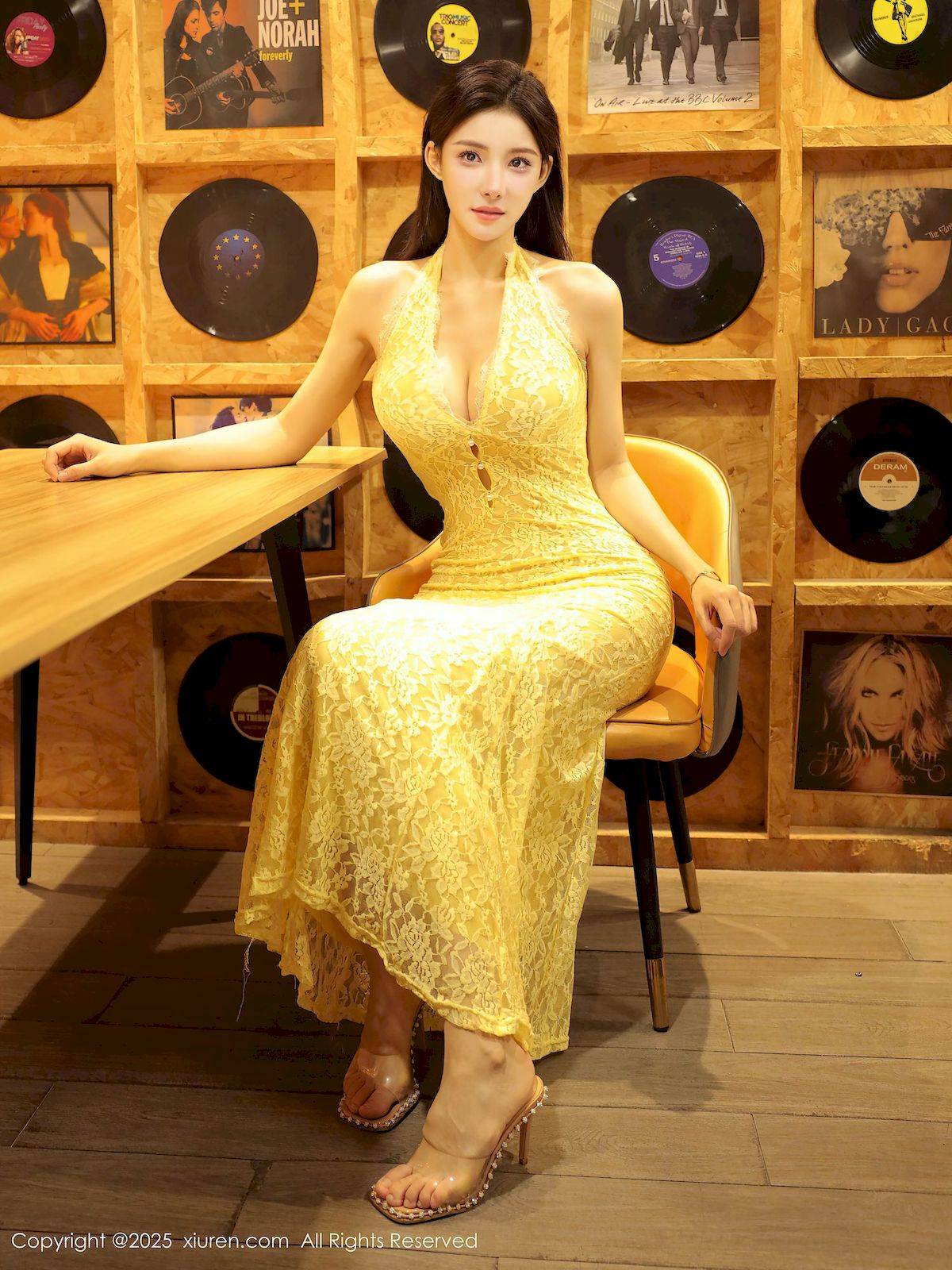 秀人网新人梨霜儿黄色长裙+丰腴身材性感写真