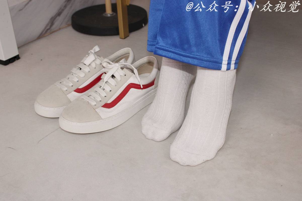 小众视觉模特彤彤蓝白拼接运动套装‌休闲写真-8