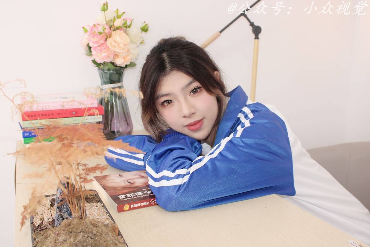 小众视觉模特彤彤蓝白拼接运动套装‌休闲写真-4