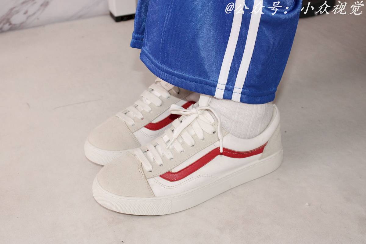 小众视觉模特彤彤蓝白拼接运动套装‌休闲写真-7