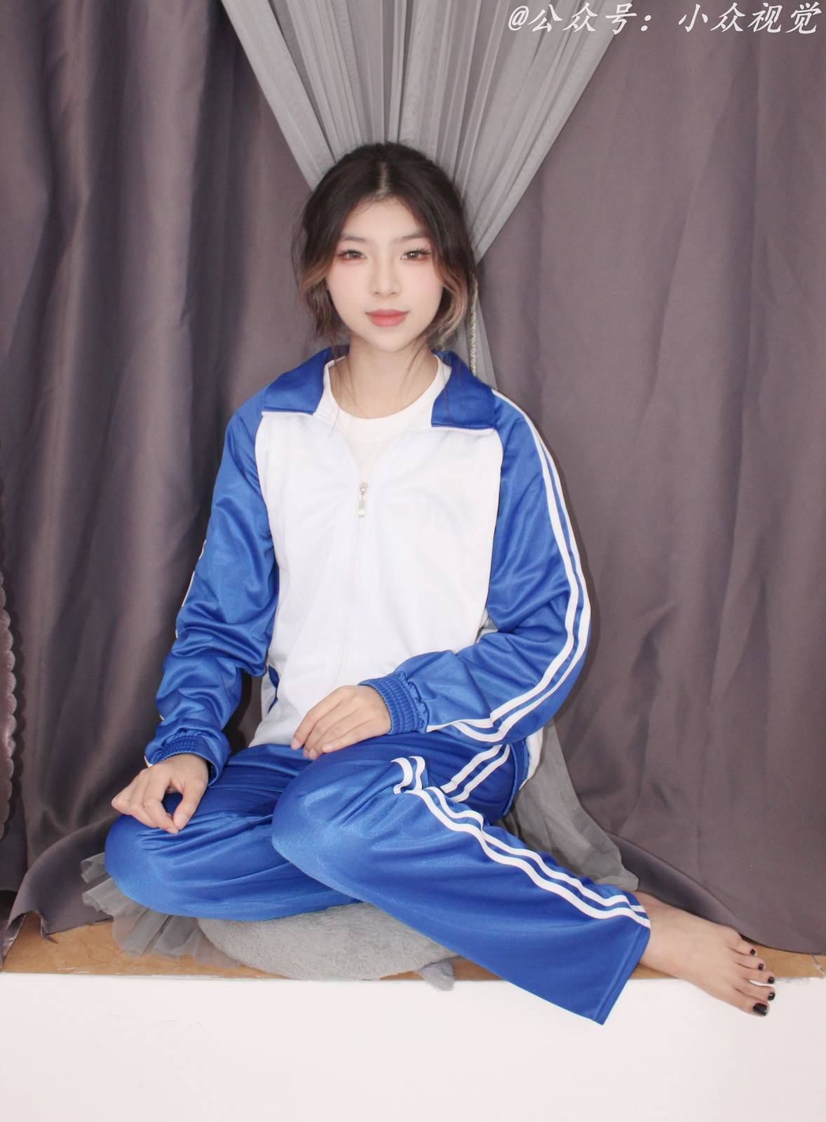 小众视觉模特彤彤蓝白拼接运动套装‌休闲写真-18
