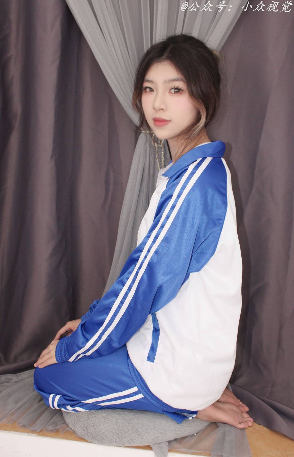 小众视觉模特彤彤蓝白拼接运动套装‌休闲写真-15