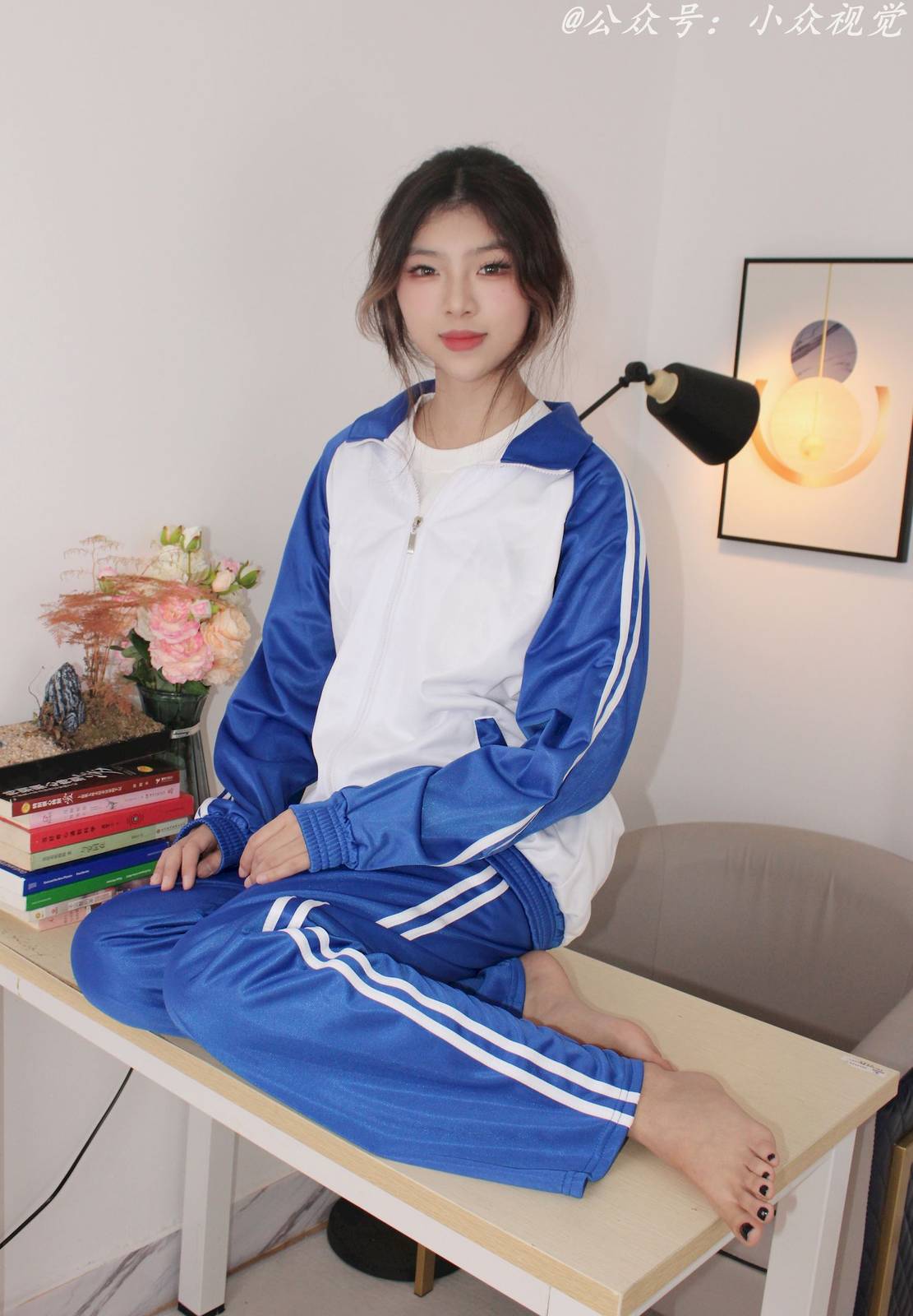 小众视觉模特彤彤蓝白拼接运动套装‌休闲写真-25