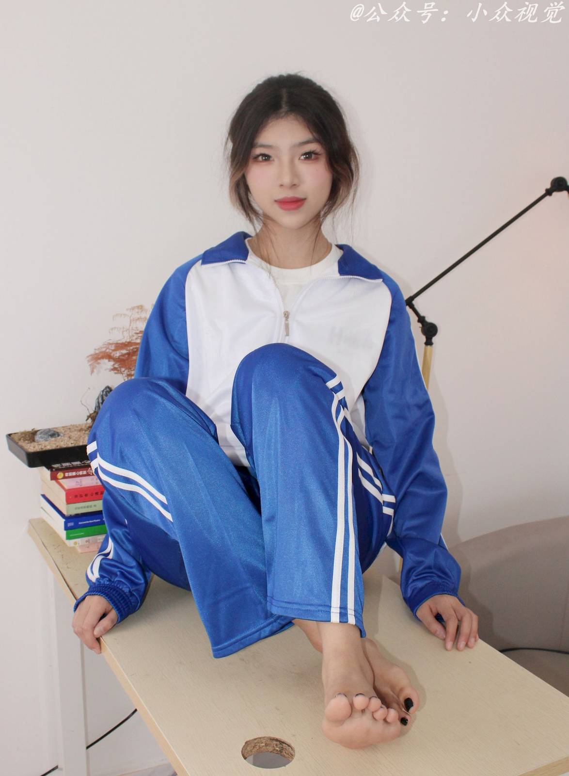 小众视觉模特彤彤蓝白拼接运动套装‌休闲写真-36