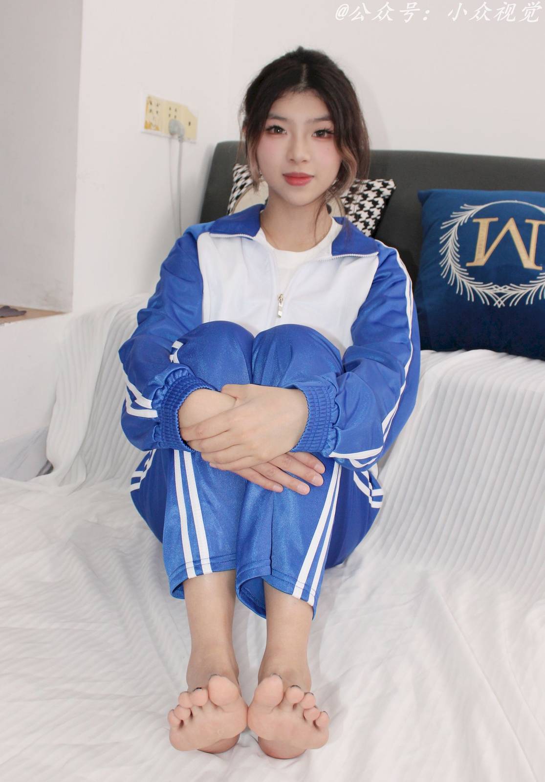 小众视觉模特彤彤蓝白拼接运动套装‌休闲写真-60