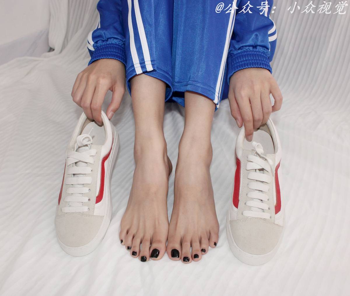 小众视觉模特彤彤蓝白拼接运动套装‌休闲写真-76