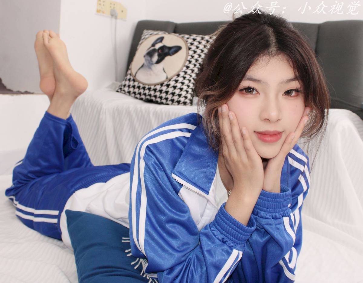 小众视觉模特彤彤蓝白拼接运动套装‌休闲写真-115