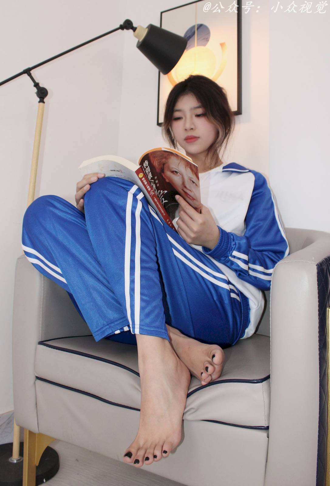 小众视觉模特彤彤蓝白拼接运动套装‌休闲写真-138