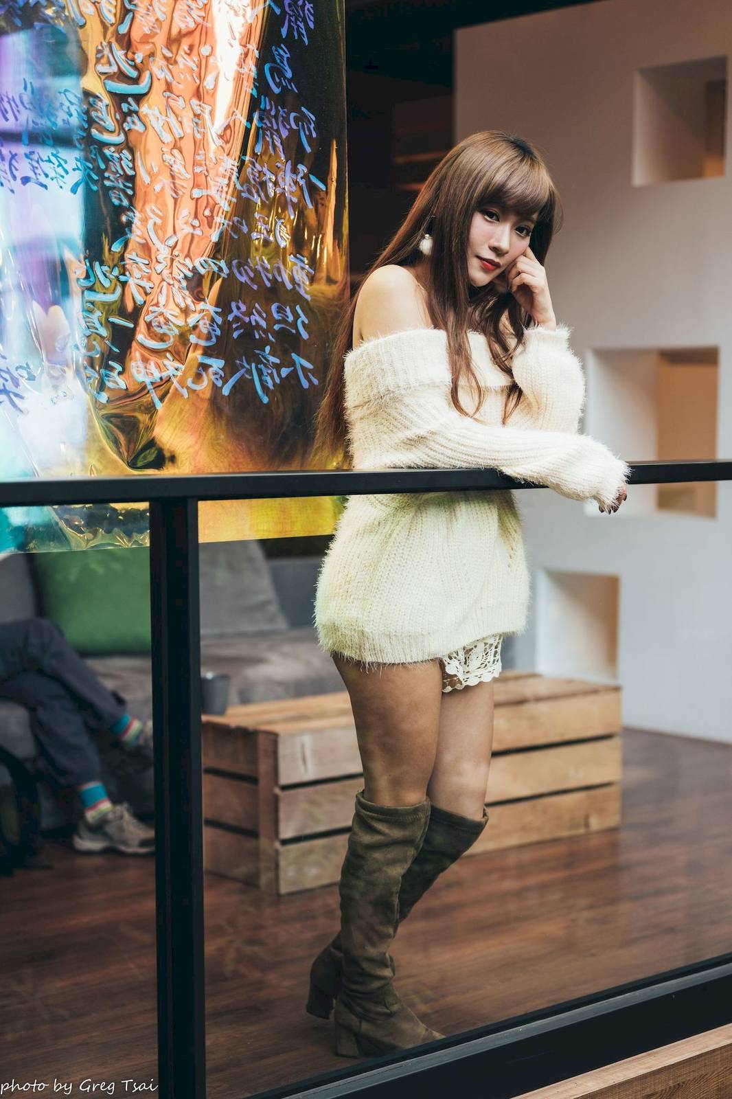 养眼美女凯云身着‌白色毛绒针织上衣户外慵懒写真-8