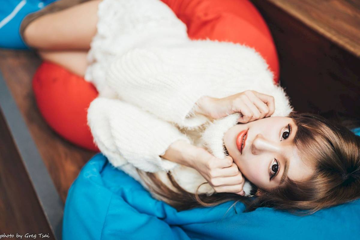 养眼美女凯云身着‌白色毛绒针织上衣户外慵懒写真-17