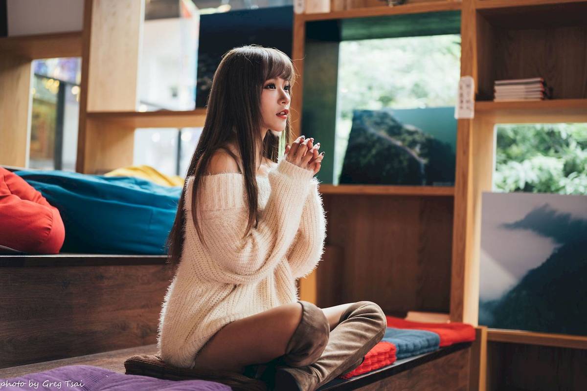 养眼美女凯云身着‌白色毛绒针织上衣户外慵懒写真-11