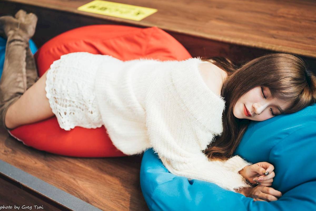 养眼美女凯云身着‌白色毛绒针织上衣户外慵懒写真-15