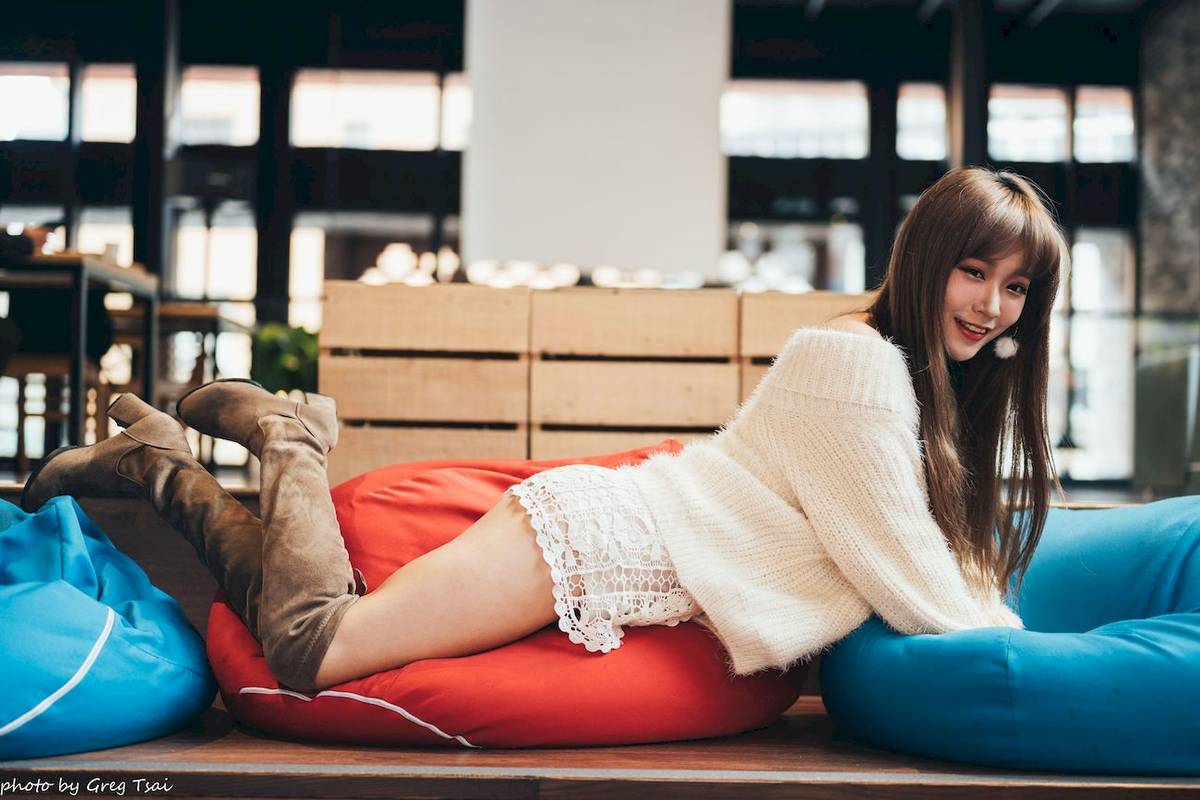 养眼美女凯云身着‌白色毛绒针织上衣户外慵懒写真-13