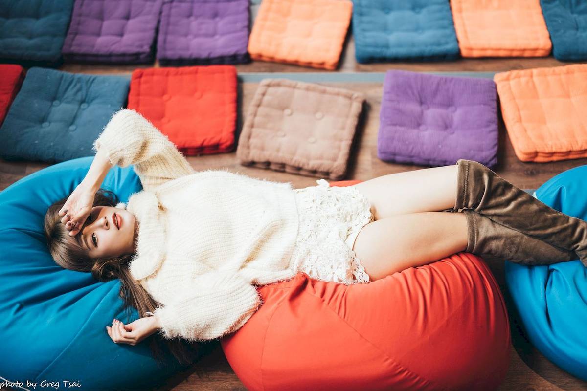 养眼美女凯云身着‌白色毛绒针织上衣户外慵懒写真-19