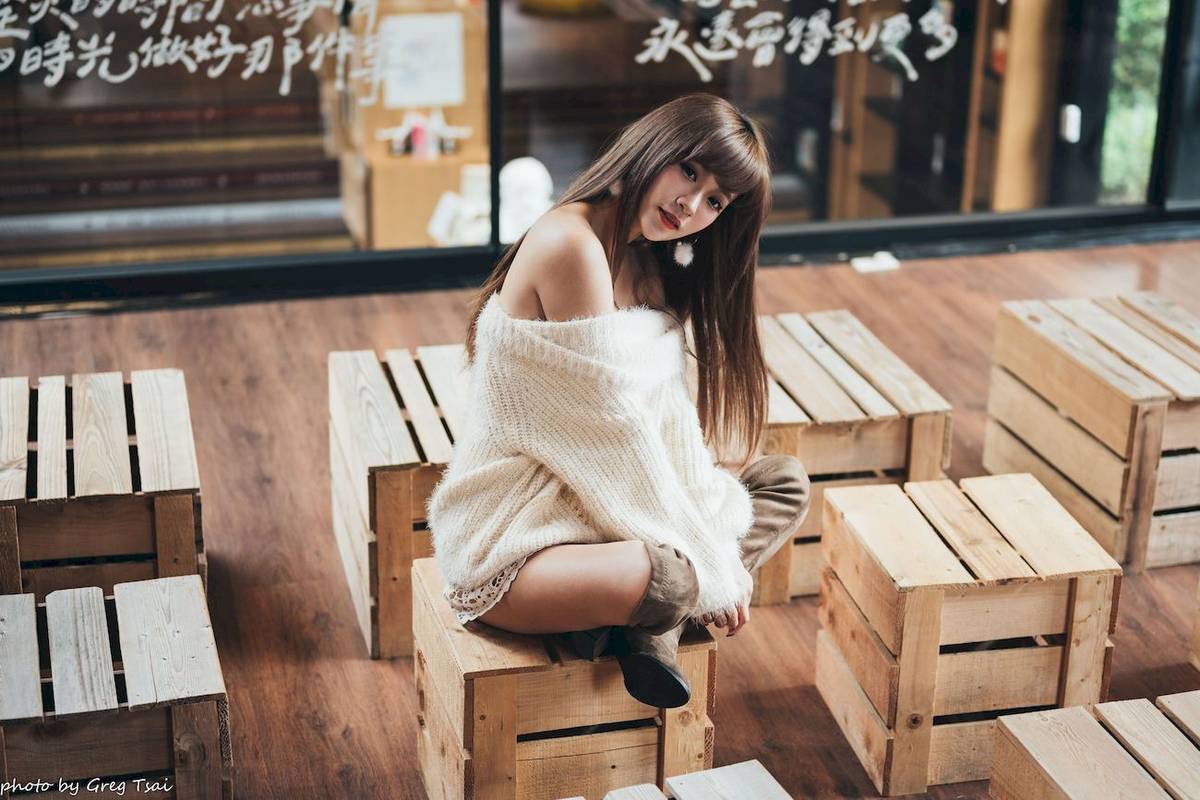 养眼美女凯云身着‌白色毛绒针织上衣户外慵懒写真-25