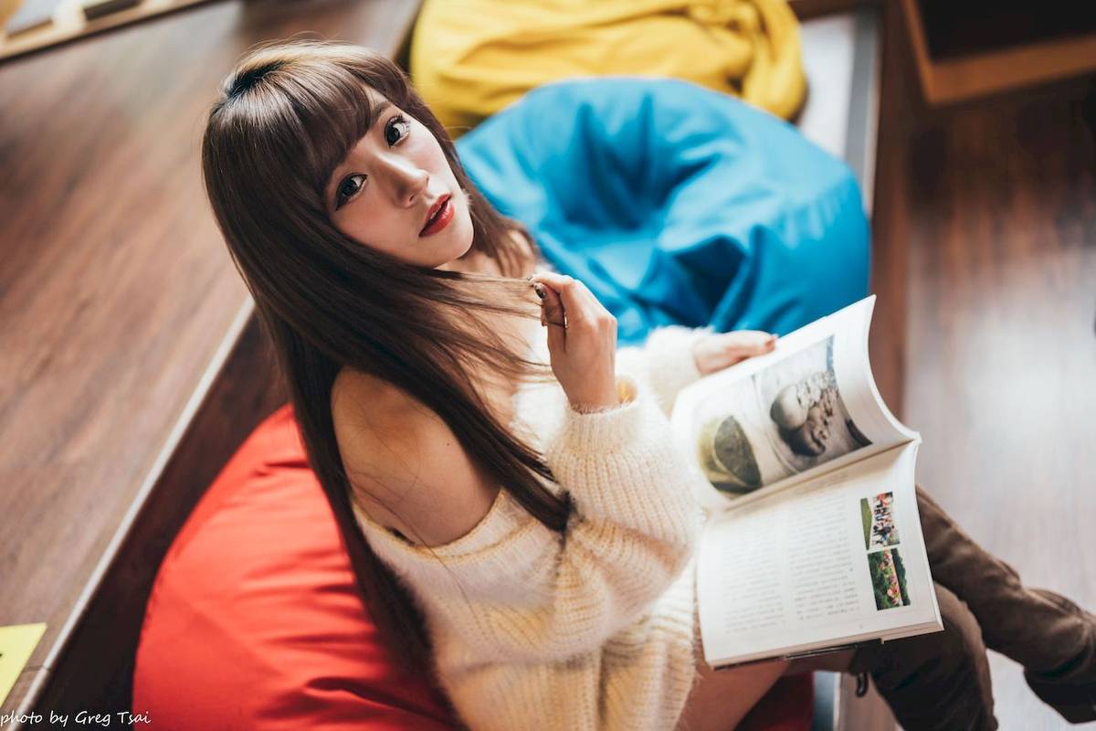 养眼美女凯云身着‌白色毛绒针织上衣户外慵懒写真-23