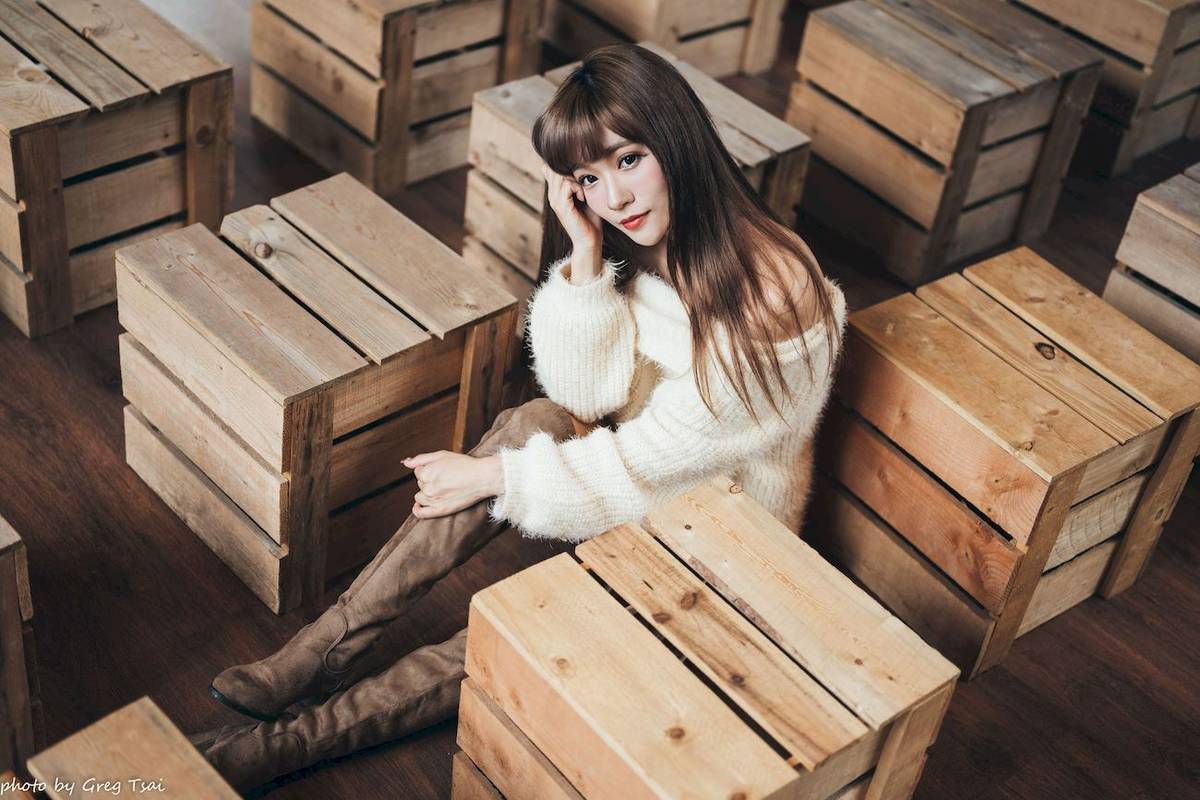 养眼美女凯云身着‌白色毛绒针织上衣户外慵懒写真-27