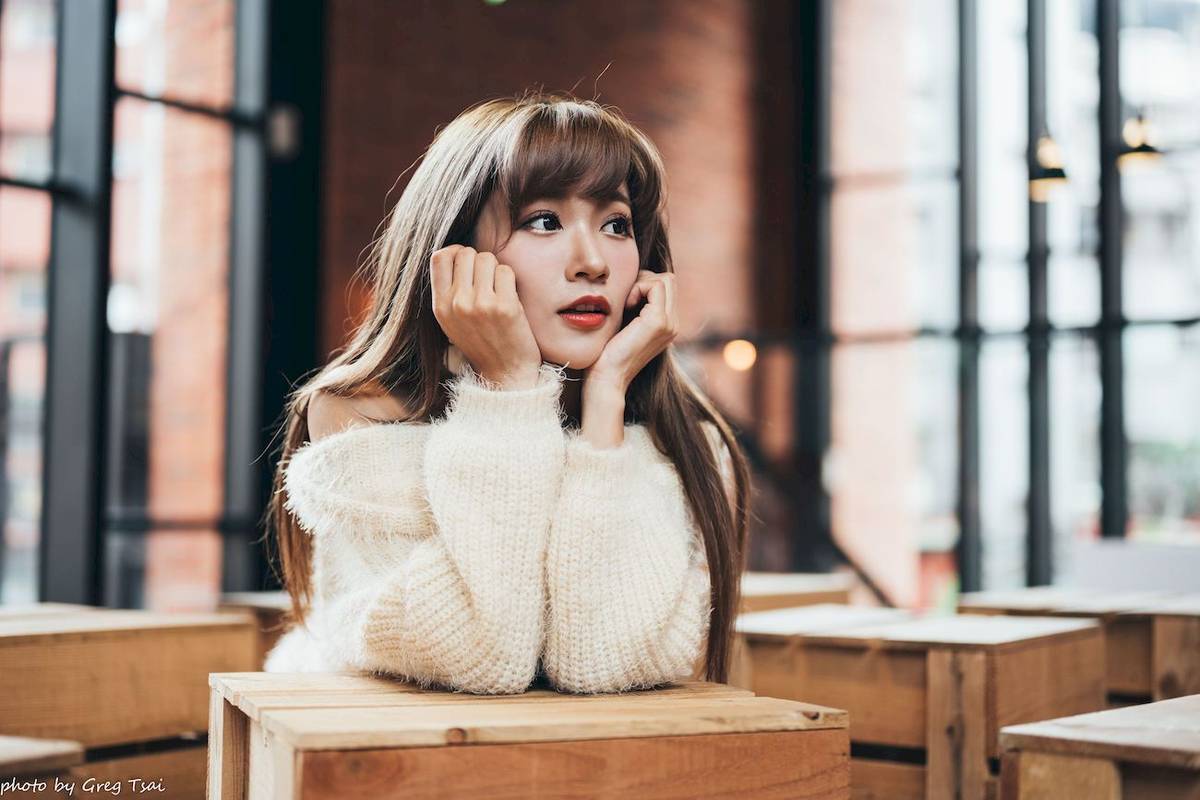 养眼美女凯云身着‌白色毛绒针织上衣户外慵懒写真-29